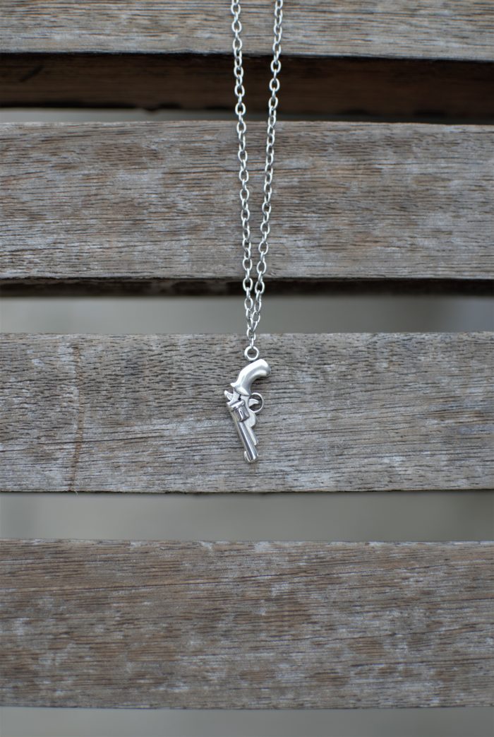 chain necklace with arrow